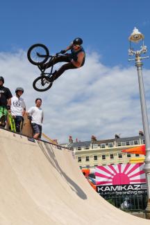 Bike Jumping on skate ramp